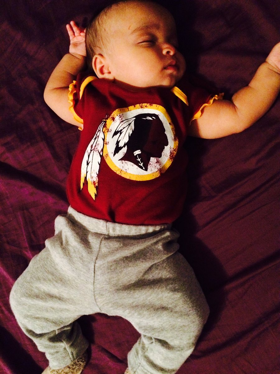 Breepretty_'s tweet photo. In honor of the redskins playing today #BABYLEILA #HTTR 💛❤️💛❤️ https://t.co/2XSxy0pNR7