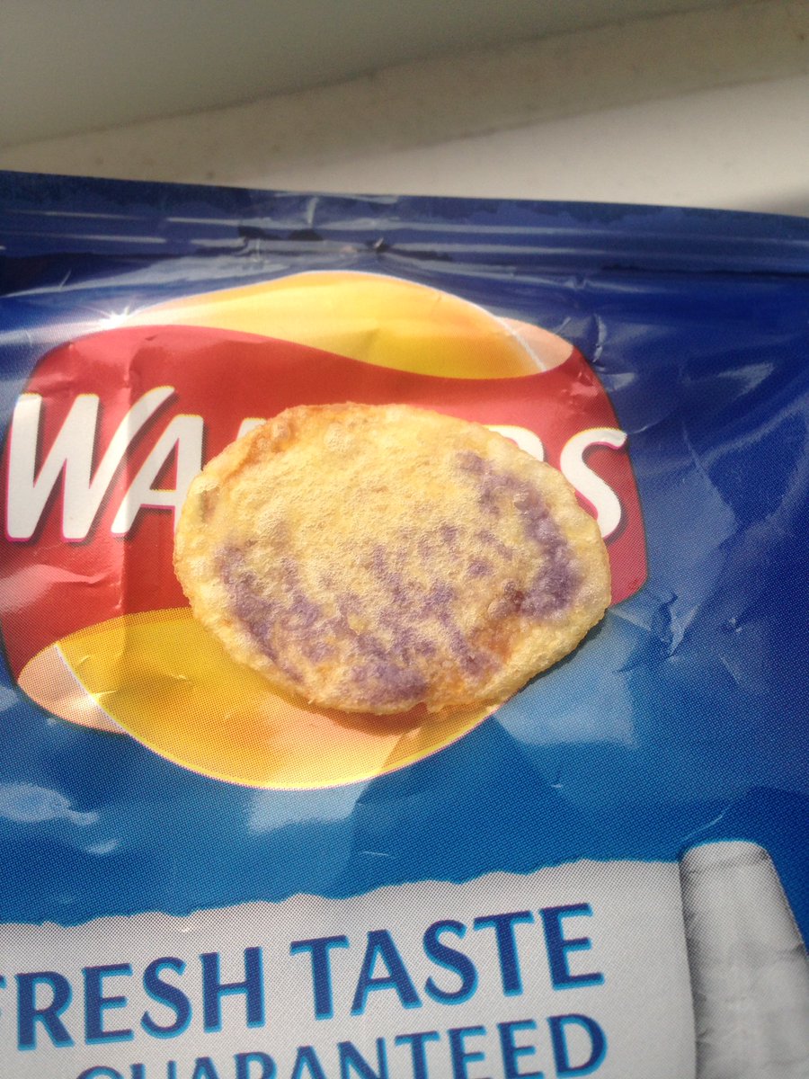 TopoDoee's tweet photo. @walkers_crisps WHYS THIS SHIT PURPLE?😂😂😂 https://t.co/DrATfX4Gl8