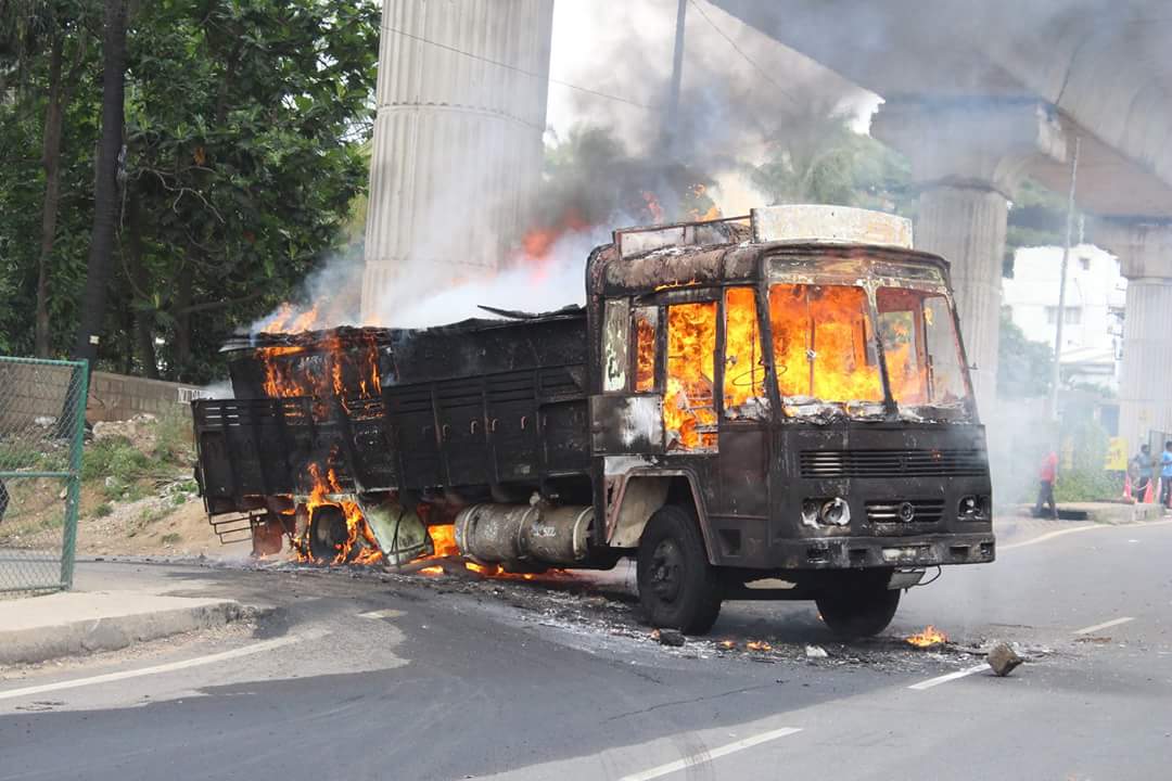 Phalguni_Rao's tweet image. Scenario quite dire in many parts of Blore. Stay indoors. #CauveryProtests #CauveryIssue #InsertComma #printpods