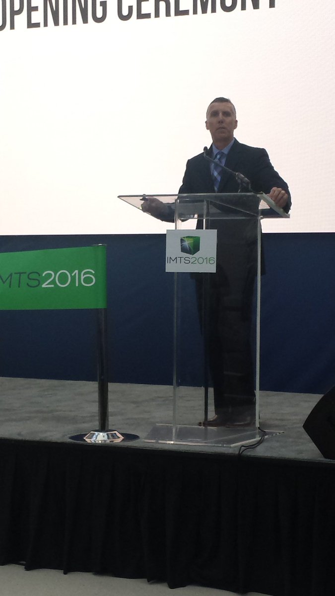 r_metalmecanica's tweet photo. Douglas Woods, presidente de la @amtonline, inaugura oficialmente #IMT2016 #IMTS https://t.co/BiVki0mbcT