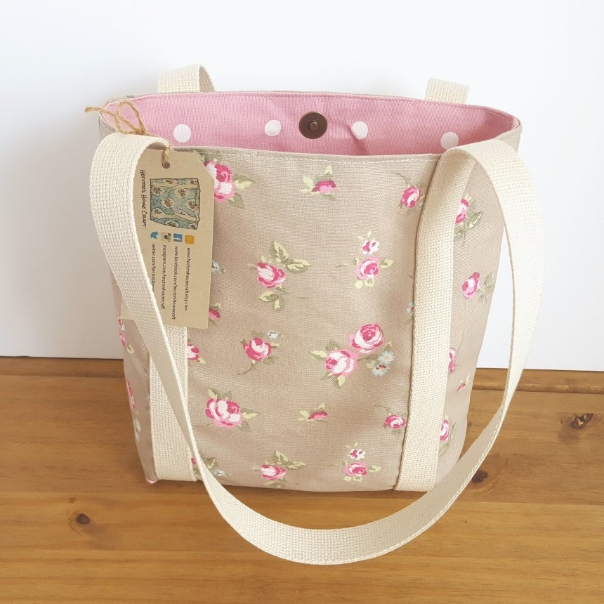 HectorsBags's tweet photo. Floral Shoulder Bag, Summer Handbag, Rose Purse, Everyday Fabric Bag … https://t.co/TVLfAqdgWr #craftbuzz #ZipPocket https://t.co/x3iojFrlmv
