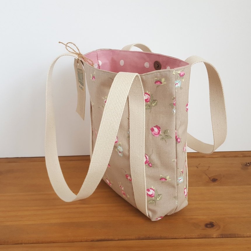 HectorsBags's tweet photo. Floral Shoulder Bag, Summer Handbag, Rose Purse, Everyday Fabric Bag … https://t.co/TVLfAqdgWr #craftbuzz #ZipPocket https://t.co/x3iojFrlmv