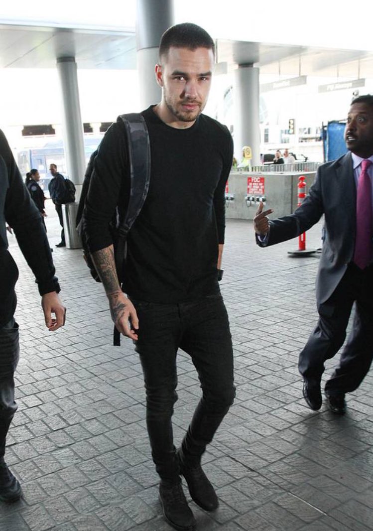 LegsOpenOrNot's tweet image. Liam Payne