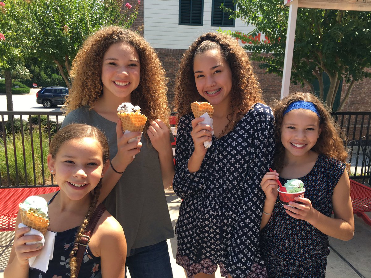 HaschakSisters's tweet photo. Tb to the weekend❤️ https://t.co/4N9HxEOUgs