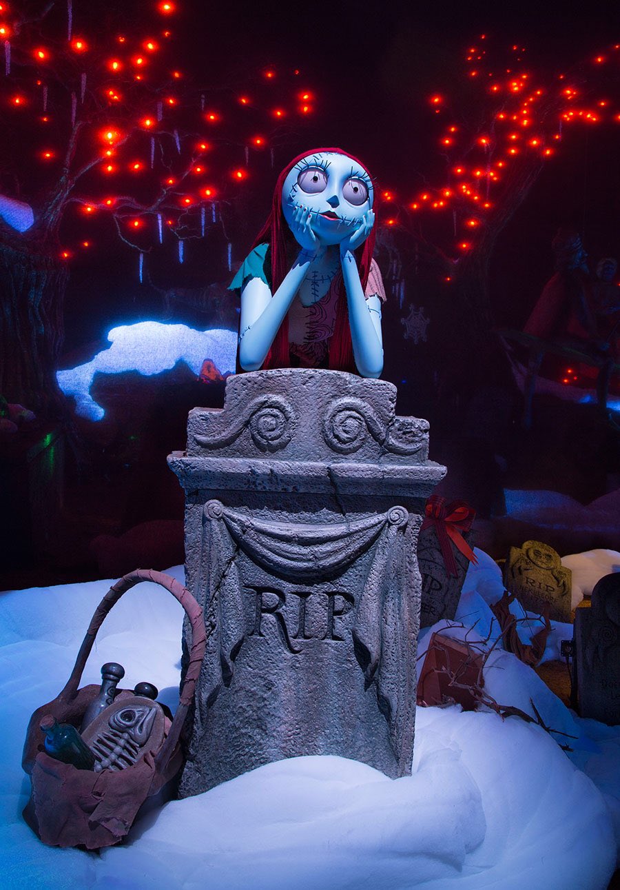 Keep The Disneymagic ディズニーランド パークのホーンテッドマンション ホリデーにサンディ クローズが帰ってきました 今年は サリーのジンジャーブレッドハウスや墓場からサンディ クローズをうっとりと見つめるサリーなどとサンディの新しい魔法