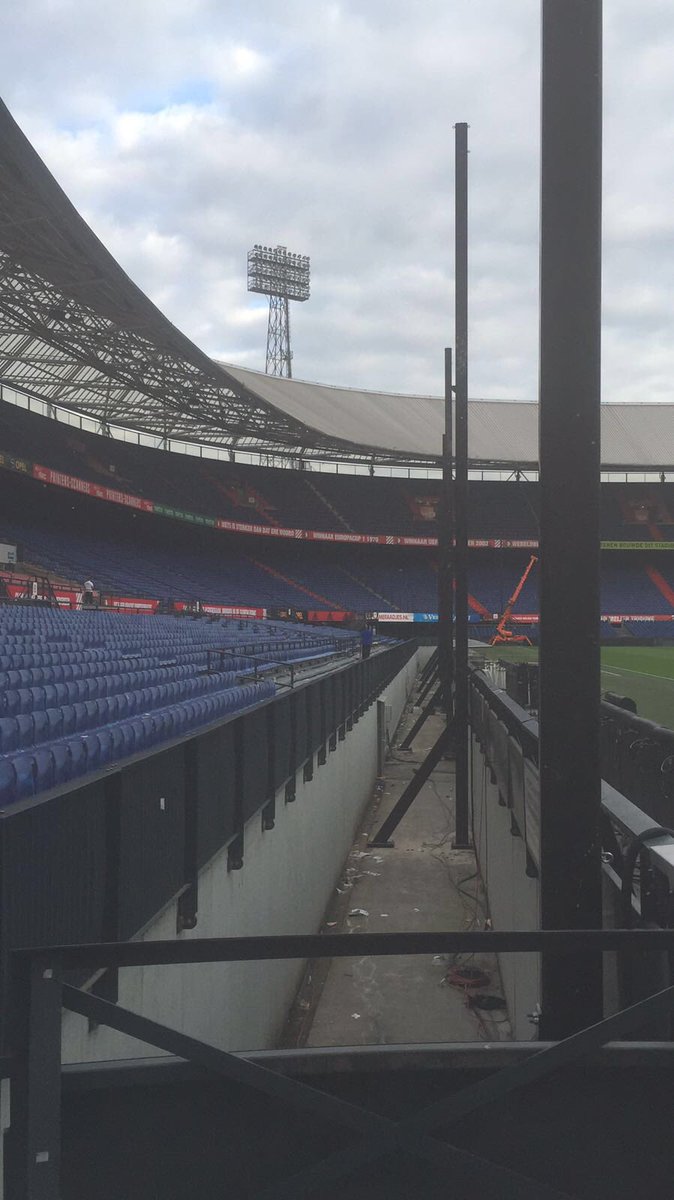Komende dagen druk bezig met het ondersabelen van de nieuwe vangnetten voor de europacup wedstrijden van <a href="/Feyenoord/">Feyenoord Rotterdam</a>