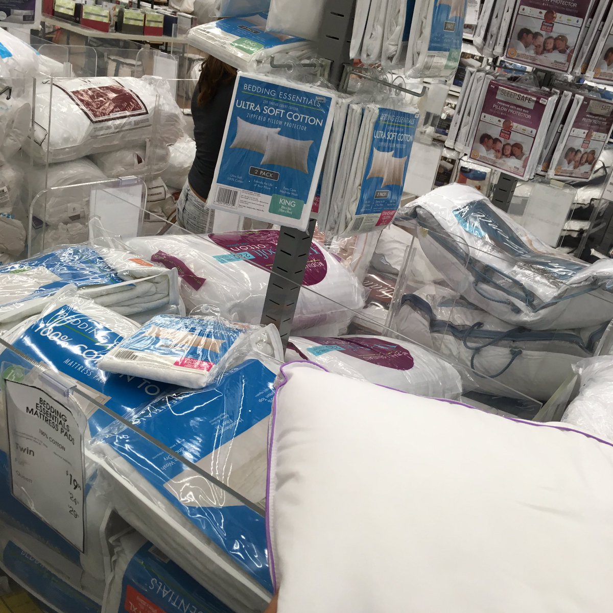 coreyIight's tweet photo. bed bath and beyond is my life https://t.co/pdiYHkN8PL