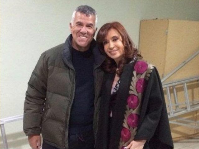 Haceinstantes's tweet photo. Cristina fue a ver a Dady al teatro en Calafate https://t.co/FsE82HIN6l https://t.co/lZ7y9sdrNW