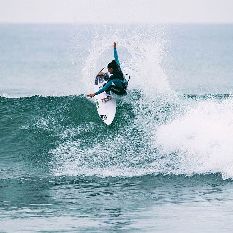 Soul_Surfer66's tweet photo. @swatch #womensPro back on NOW @maliamanuel Vs @keelyandrewsurf Heat 3 #surf #surfing #surflife #coastal #beach https://t.co/fx7ovxjDGR