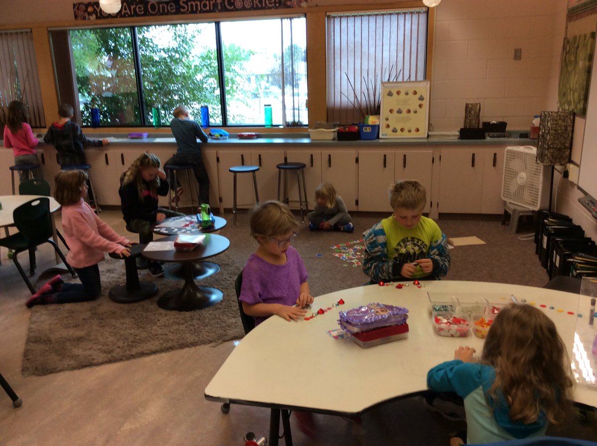 pdale2kids's tweet photo. Math workshop happening this morning! #gamesinmath #funwaytopractice https://t.co/7H8mV03X6C