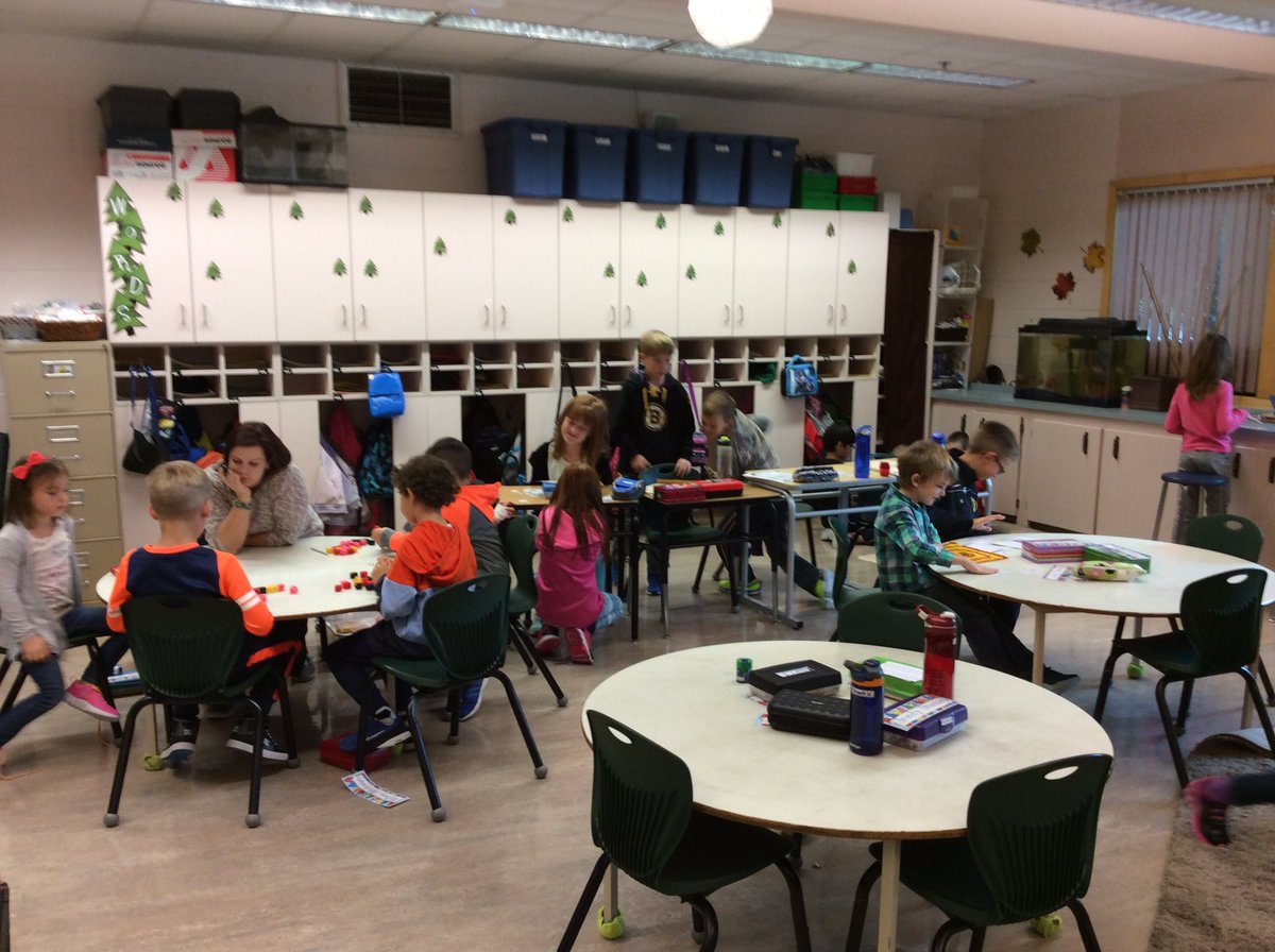 pdale2kids's tweet photo. Math workshop happening this morning! #gamesinmath #funwaytopractice https://t.co/7H8mV03X6C