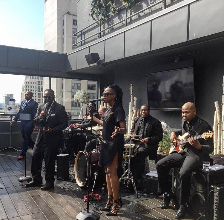 CambriaMagMile's tweet photo. We love this shot of @VerzatileBand performing on our rooftop at a recent wedding! #Chicago https://t.co/bGtdZkt2Qa