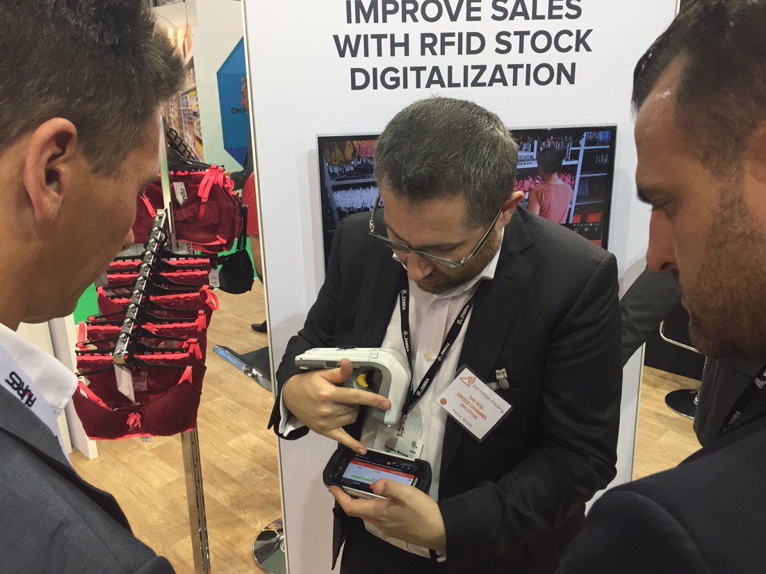 RetailReload's tweet photo. Démonstration #RFID par @RetailReload sur le stand @ZebraEMEA @EquipmagShow #RFD8500 #repost @BarcodeSurfer https://t.co/rZMbSzZoGO