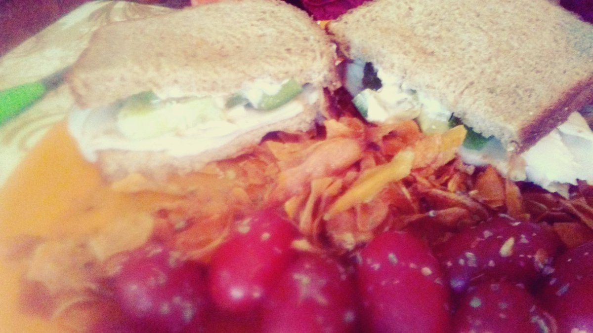 DoreneShaver's tweet photo. This #turkey #sandwich #deli #style i made was so #ofthehook good #sweetpotatochips n #grapetomatoes #cucumber/mayoπ https://t.co/sLZ6LQHn8U