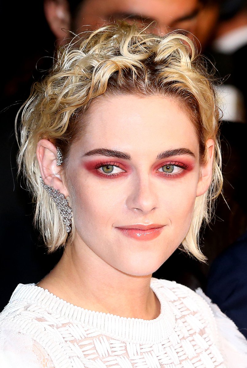 Kristen Stewart’s Red Eyeshadow Look