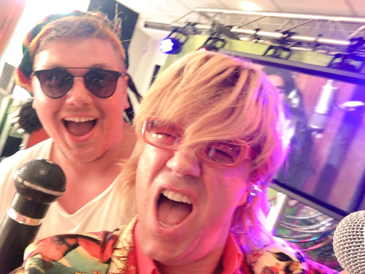 benniesolo's tweet photo. Feestje hoor....en dat op de maandagmiddag!! #schadefonds @AmigoProdukties https://t.co/o3Ac6lOaxK