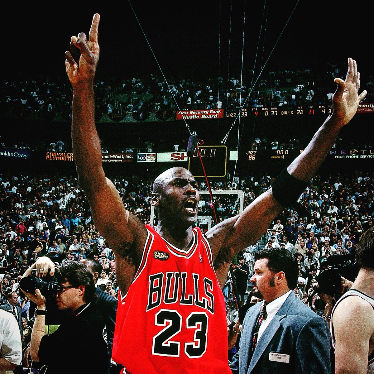 chicagobulls's tweet photo. This day in #Bulls history: The #Bulls signed first round draft pick #MichaelJordan. The rest is history! 09.12.84 https://t.co/4Kz4XO9of0