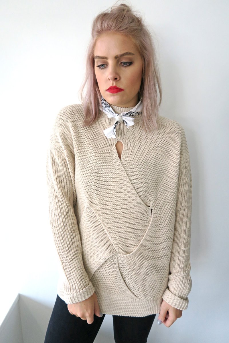 KISSUEtx's tweet photo. JUST IN: Crisscross Sweater https://t.co/Tyq1jxmuGW #shopKISSUE #newarrival https://t.co/5AYZtTYTZH