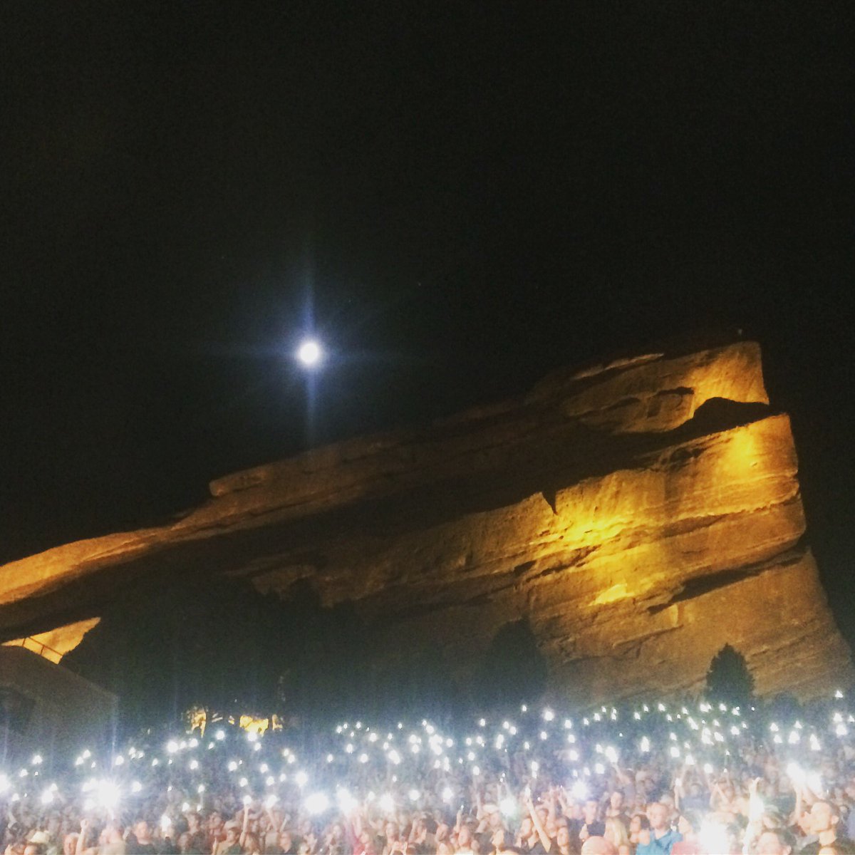 Thanks for an awesome night <a href="/RedRocksCO/">Red Rocks Park & Amphitheatre</a> !  #TheXXTour #OARXX 📸: <a href="/lilbiggsbakery/">Lil' Biggs Bakery</a>