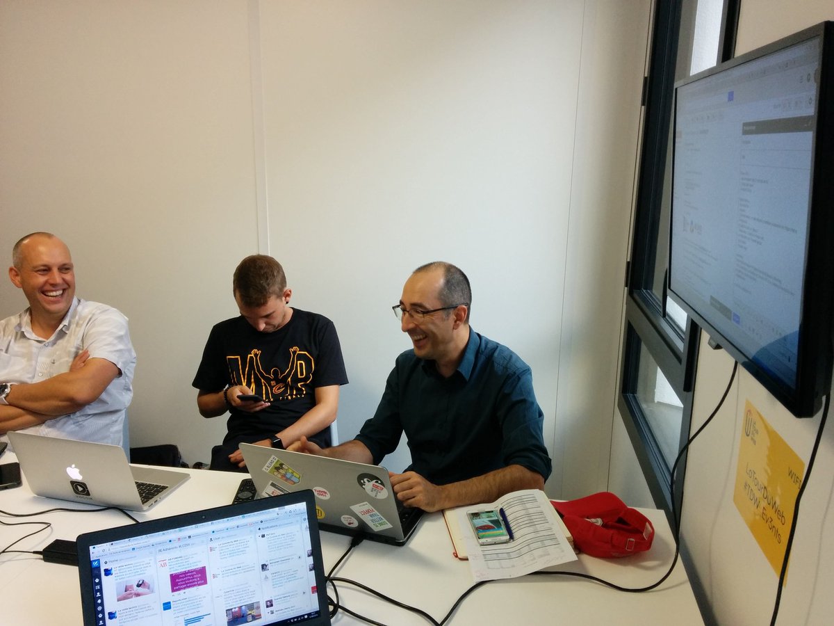 blendwebmix's tweet photo. Petite réunion #BrigaBlend ! Ça bosse mais ça rigole aussi ;-) https://t.co/xvp0dtC2KT
