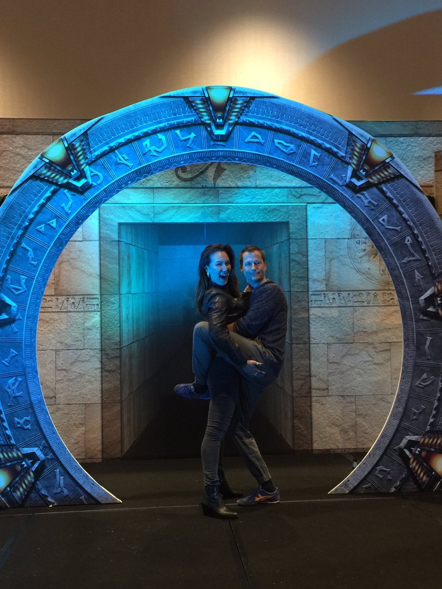SimoneBailly's tweet photo. Butt touching seemed to be the theme at #Gatecon @imcorinnemec is a handful, lol. 😜 #Stargate #GateconTH16 https://t.co/DFRdasT9Od