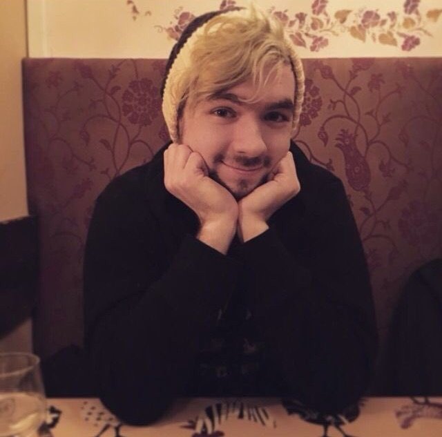 Ello lads.
I'm Jack and I'm a little dork💖☕
•21
•Sub
•Not new to fl/rp
•May I get RT please &amp; thank yhu