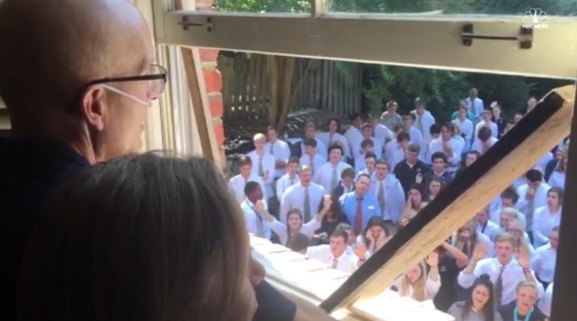 NBCNews's tweet photo. Hundreds of students sing to cancer-stricken teacher outside of his home https://t.co/IcLfxENEJf https://t.co/wx7iXy1SAU