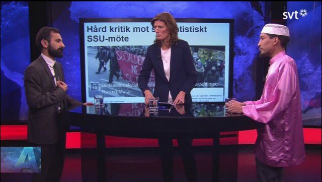 Utinatten's tweet photo. Jag avskyr Yasri Khans åsikter, men är redo att dö för hans rätt att ha på sig en rosa sidenpyjamas i Aktuellt. https://t.co/2NYVrQaKoe