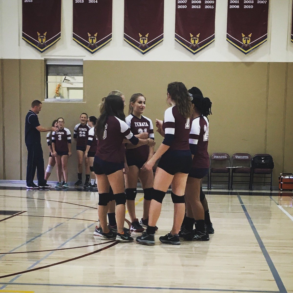 swestie09's tweet photo. Our Lady Braves circling up before the match! @TenayaBraves @fresnounified #goal2 https://t.co/R3fmiKQEZo