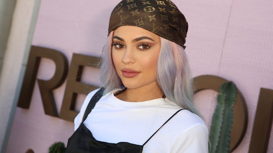 TodelsB's tweet photo. Did Kylie Jenner Invent the Term ‘Lip Kit’ or Didn’t She? https://t.co/itjS6mx65h https://t.co/ms4jndAXhJ
