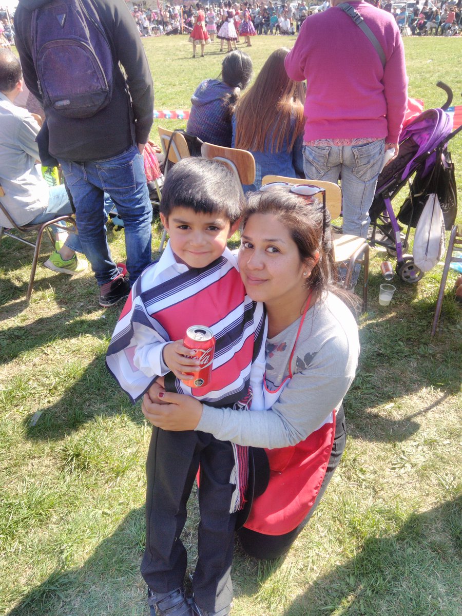 klizama26's tweet photo. Con mi pollo celebrando como corresponde en su actividad de fiestas patrias @RedcompraCL #AguinaldoRedcompra π’πππ https://t.co/K8fkCdEKY0