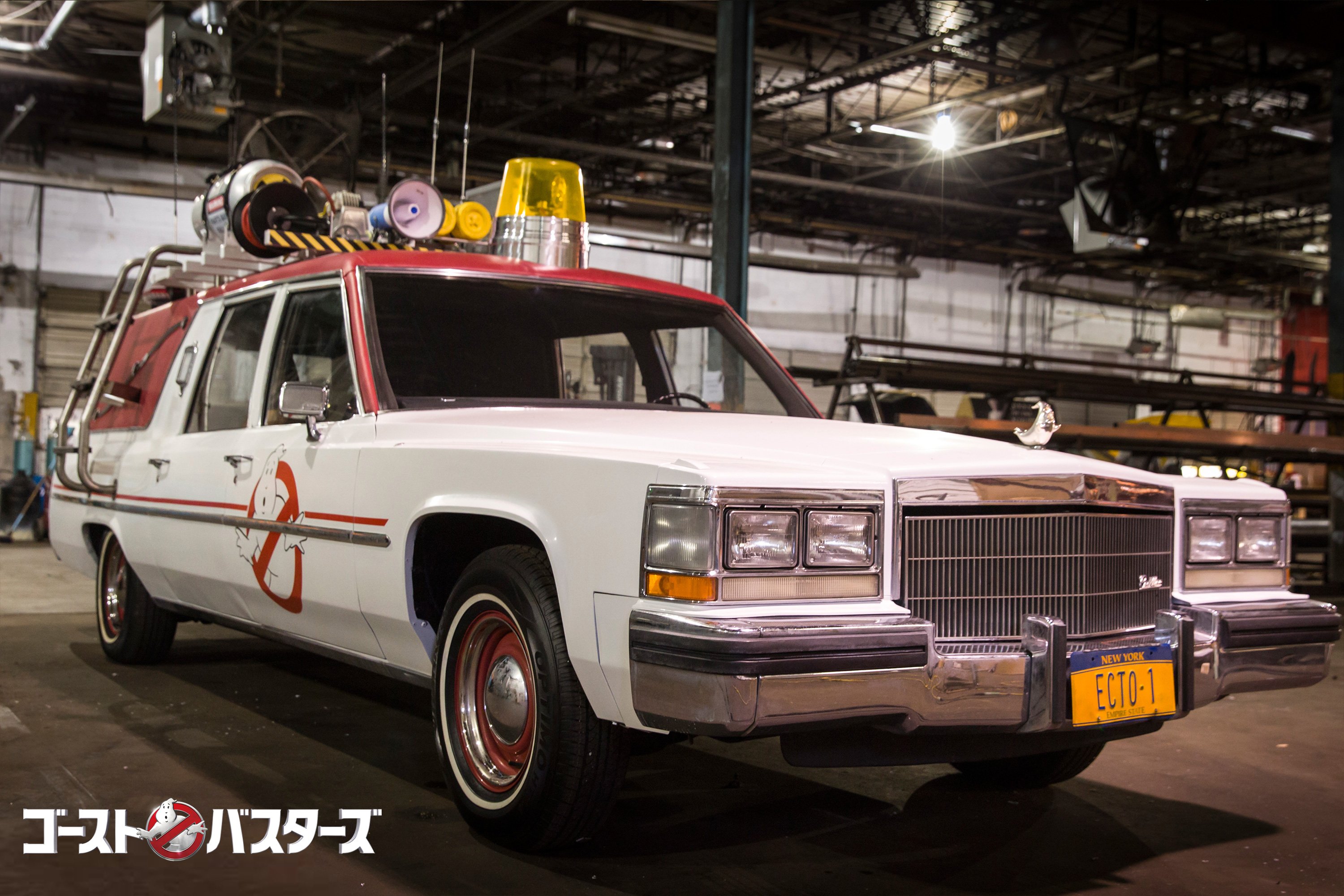 Mxexgxa ゴーストバスターズ キャデラックを改造したお馴染みのゴースト退治用車両 Ecto 1 エクト１ も今回新しくなった 初代は人の命を救うためのクルマだったが 今回は死者を運ぶためのクルマ 霊柩車 に変化 この辺も面白い T