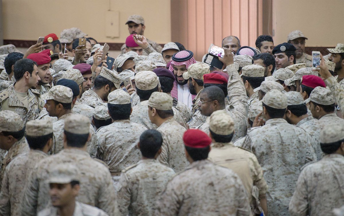 Qabdullahhumair's tweet photo. جنود يلتقطون “سيلفي” مع الأمير محمد بن سلمان، مبادلهم ابتسامته وتواضعه الدائم.
#محمد_بن_سلمان_بالحد_الجنوبي (١) https://t.co/jhSopP7CHV