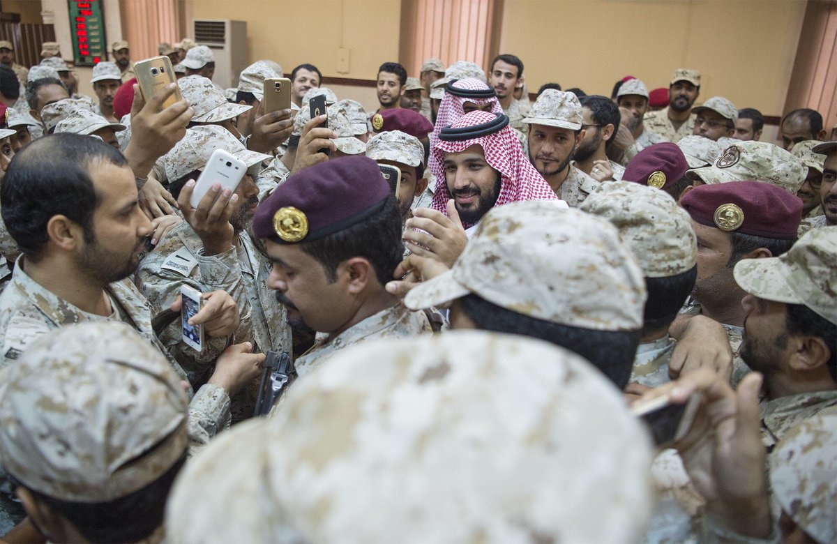 Qabdullahhumair's tweet photo. جنود يلتقطون “سيلفي” مع الأمير محمد بن سلمان، مبادلهم ابتسامته وتواضعه الدائم.
#محمد_بن_سلمان_بالحد_الجنوبي (١) https://t.co/jhSopP7CHV