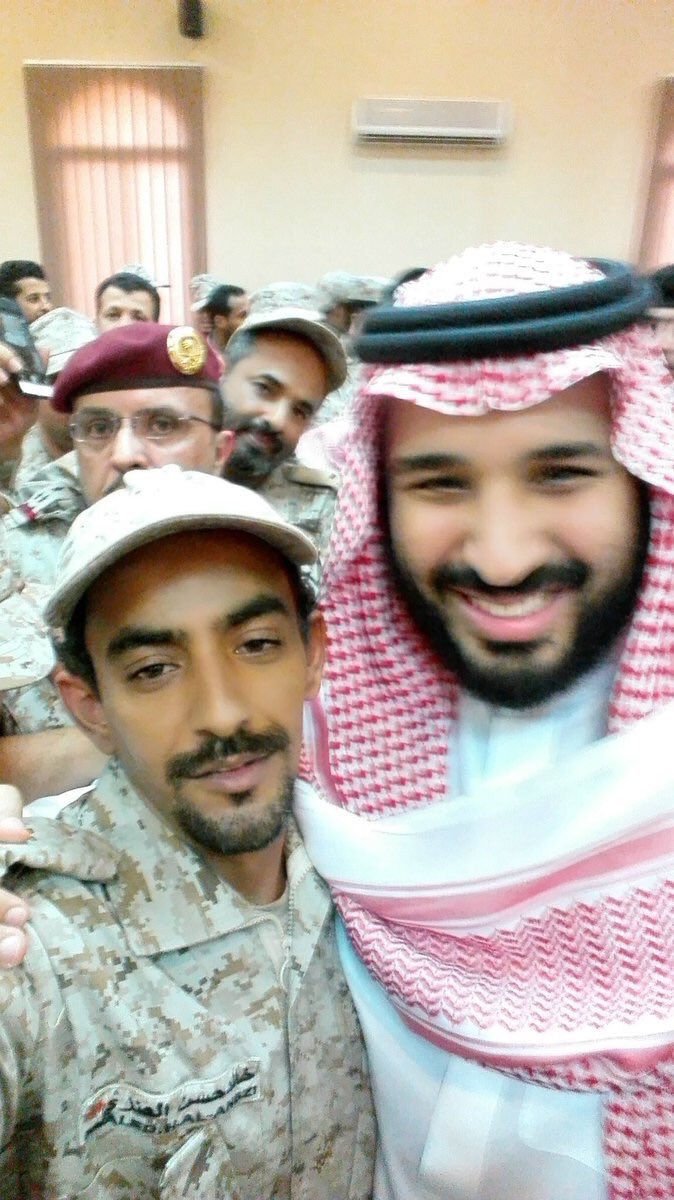 Qabdullahhumair's tweet photo. جنود يلتقطون “سيلفي” مع الأمير محمد بن سلمان، مبادلهم ابتسامته وتواضعه الدائم.
#محمد_بن_سلمان_بالحد_الجنوبي (٢) https://t.co/DqdCpR3QS7