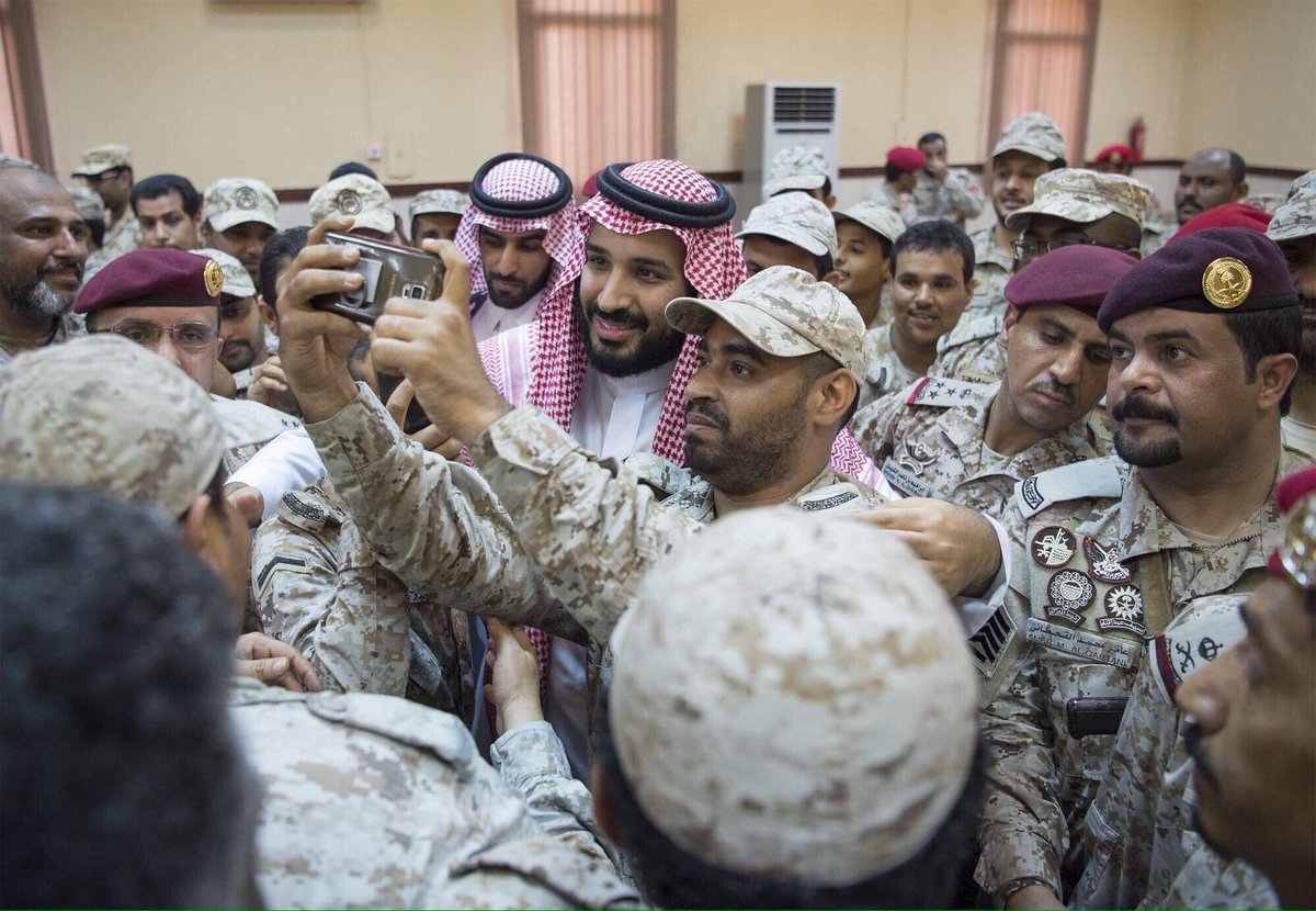 Qabdullahhumair's tweet photo. جنود يلتقطون “سيلفي” مع الأمير محمد بن سلمان، مبادلهم ابتسامته وتواضعه الدائم.
#محمد_بن_سلمان_بالحد_الجنوبي (٢) https://t.co/DqdCpR3QS7