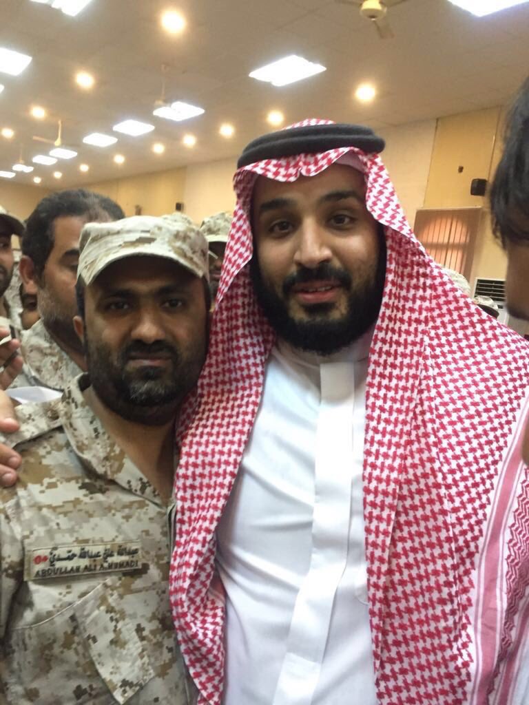 Qabdullahhumair's tweet photo. جنود يلتقطون “سيلفي” مع الأمير محمد بن سلمان، مبادلهم ابتسامته وتواضعه الدائم.
#محمد_بن_سلمان_بالحد_الجنوبي (٢) https://t.co/DqdCpR3QS7