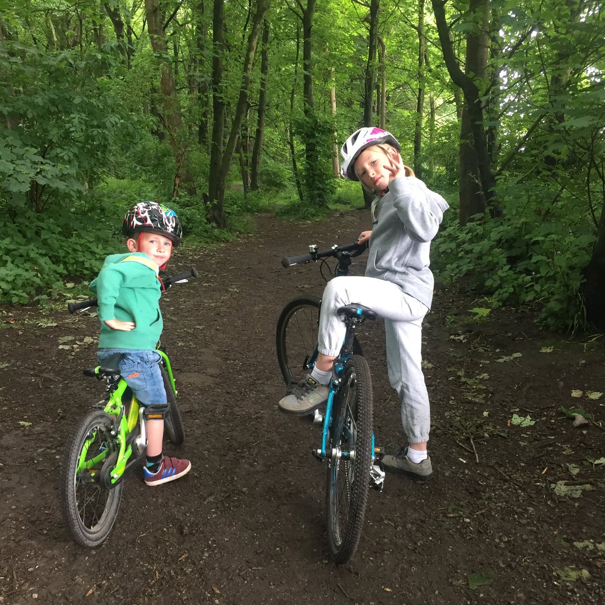 Hannah has organised a charity ride bike for the <a href="/YorkshireAirAmb/">Yorkshire Air Ambulance</a> - please donate xx  justgiving.com/fundraising/Ha…