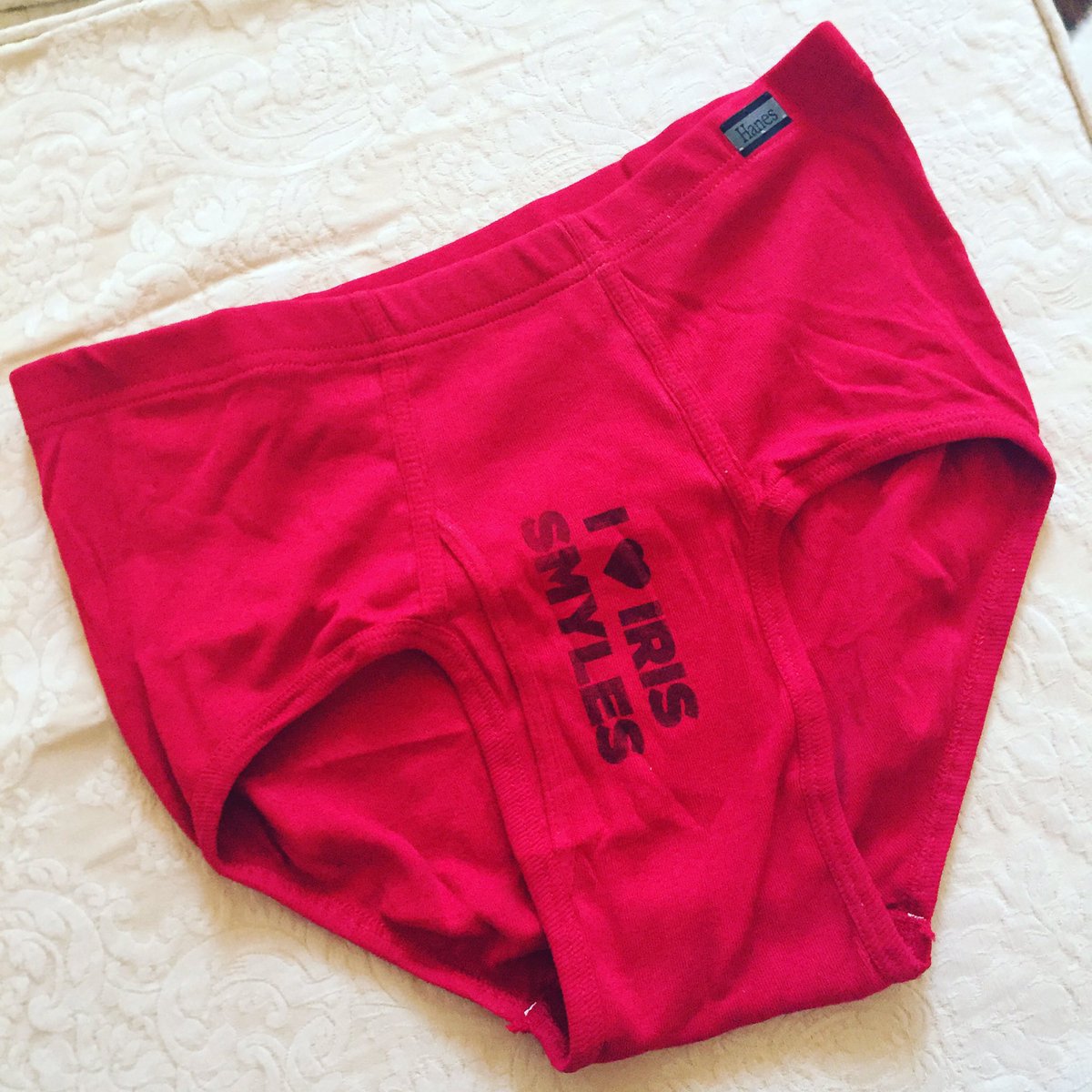 IrisSmyles's tweet photo. Our 2nd date had gone well so I gave him a kiss & a pair of promotional underwear.
#datingtipsfortheunemployed https://t.co/zfrsjs2wBd