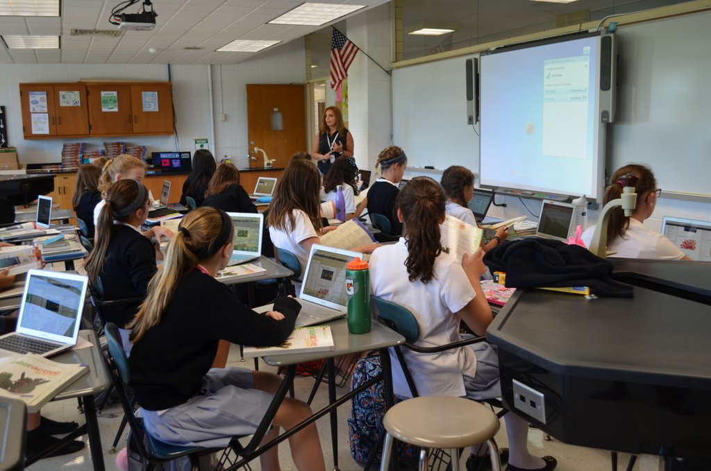 UrsulineNR's tweet photo. More highlights from our 1st day of school.
#UrsulineCommunity
#MakeThisYearOneToRemember
#EducateInspireEmpower https://t.co/8ZiG8KdCR8