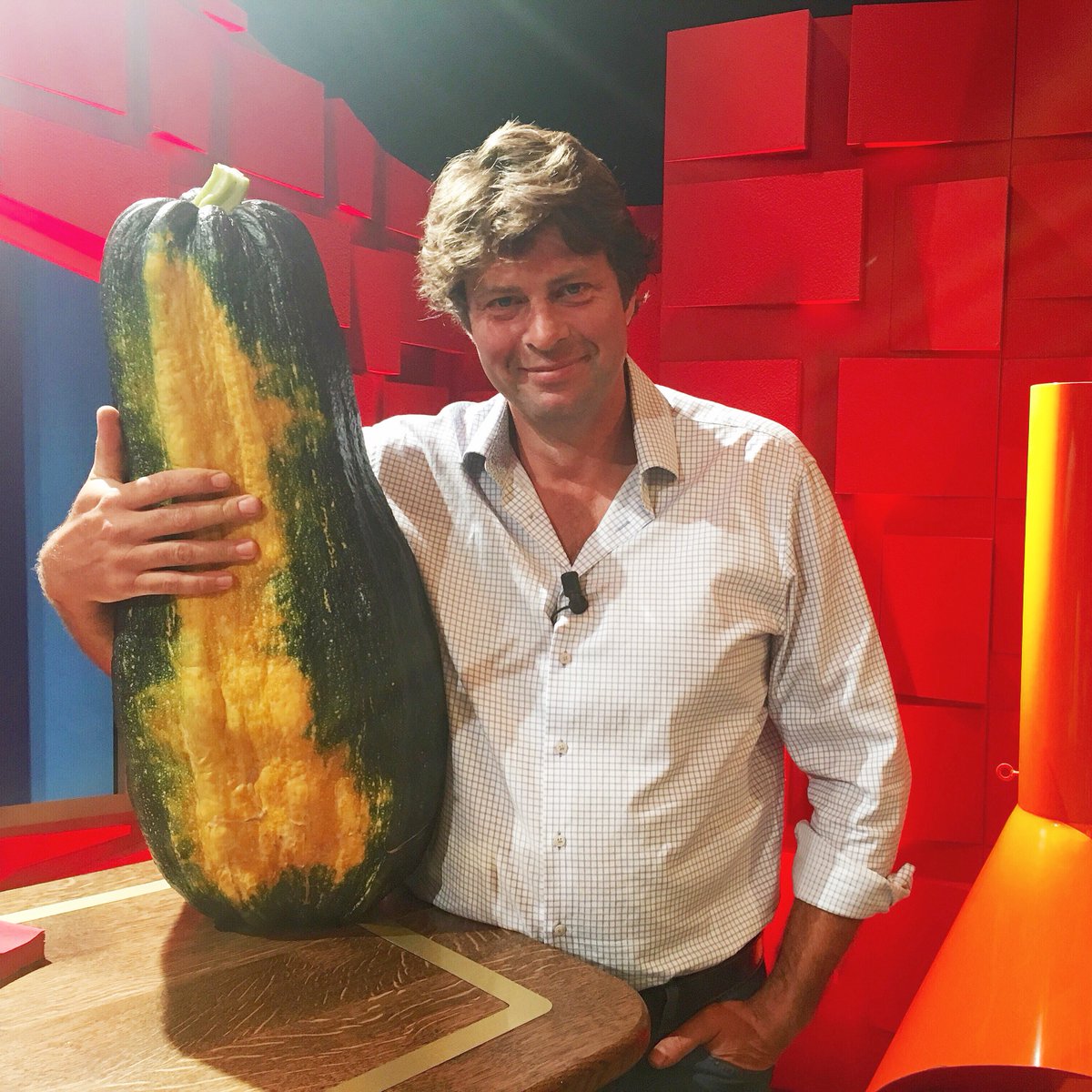 VanGilsengasten's tweet photo. Tv-tuinman @WimLybaert en zijn courgette zijn er klaar voor. Morgen start zijn nieuwe programma 'Het goeie leven'! https://t.co/G1jwCWxcwF