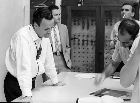 openculture's tweet photo. "The Feynman Lectures on Physics," The Most Popular Physics Book Ever Written, Now Online https://t.co/ztt0IgTtrk https://t.co/yzmUhJRdOY