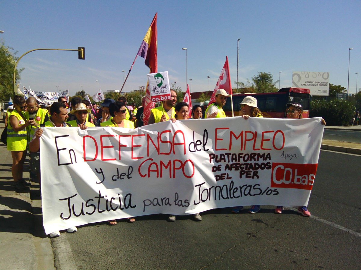 Marx21Andalucia's tweet photo. Arriba la lucha de @afectadosper ! Justicia social en el campo andaluz! Reforma agraria ahora! @cobas_ @SAT_nacional https://t.co/AHYDcfqlqZ