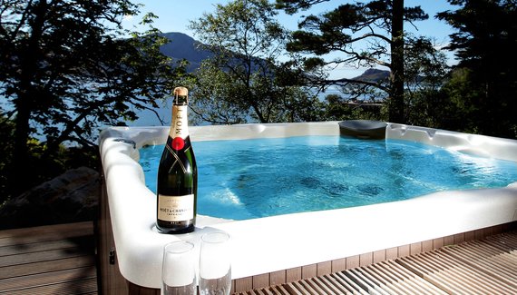 sawdays's tweet photo. Knoydart House - a slice of luxury in unruly Highland wilderness. To the hot tub!
https://t.co/rnQheY9bzC https://t.co/gE5XIMZzwG