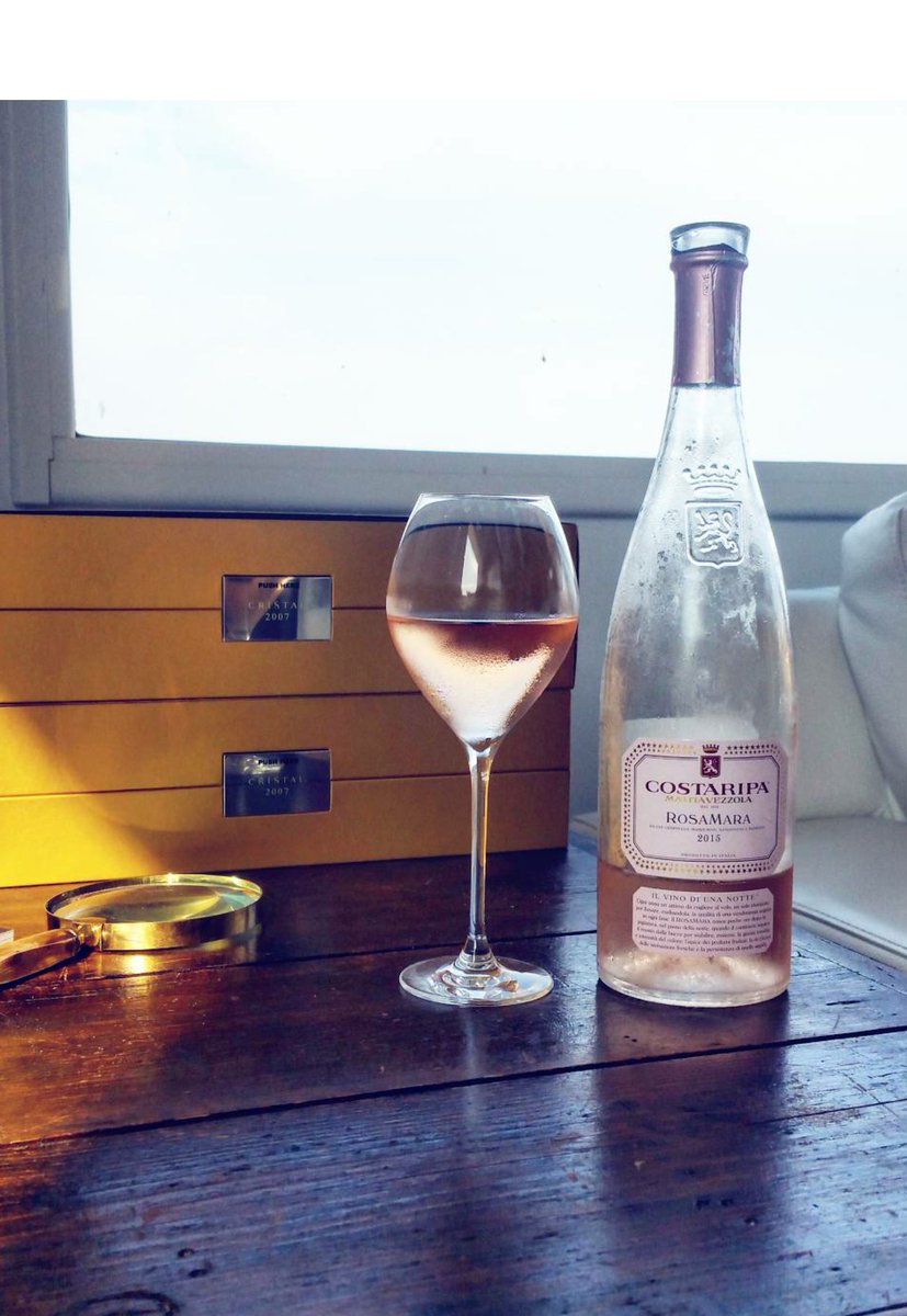 Hanna_Vallberg's tweet photo. Happy Monday! 🍷 #MotivationMonday  #rosè #wine https://t.co/IEv5cJgHWT