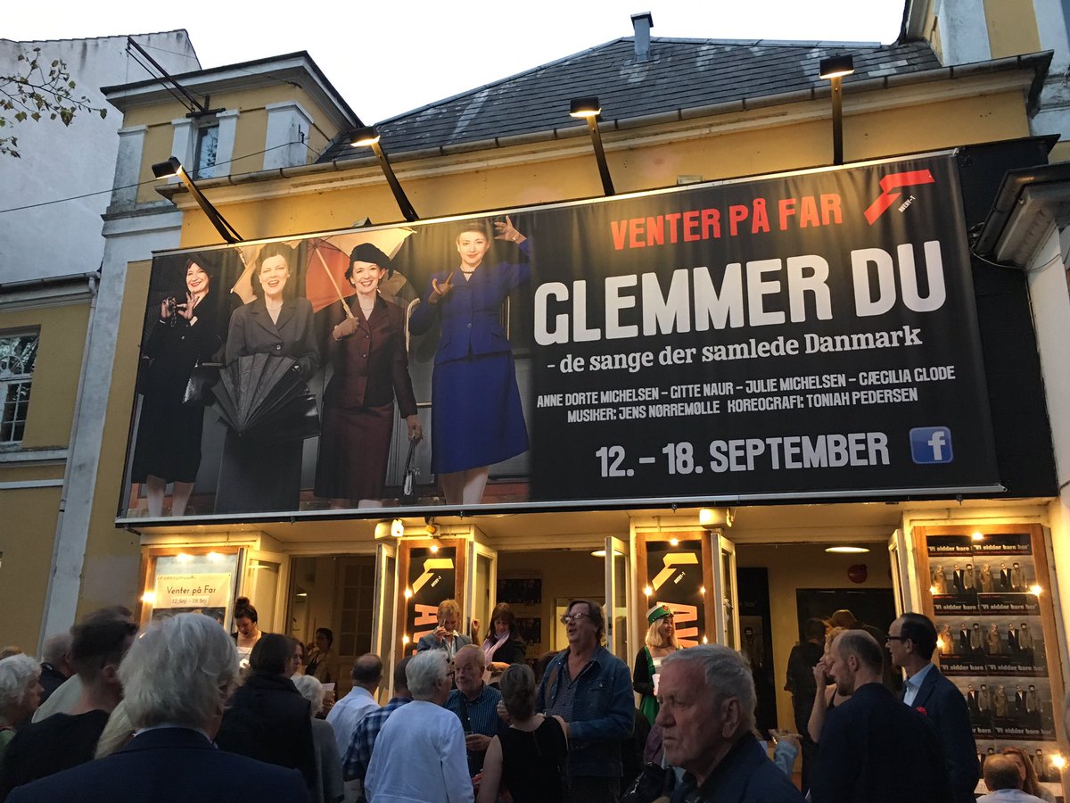 lykkefriis's tweet photo. Som en historiebog på noder. God aften med #venterpåfar og sange, der samlede DK #aveny-T #glemmerdu #manbinderos https://t.co/PMJSLtKphc