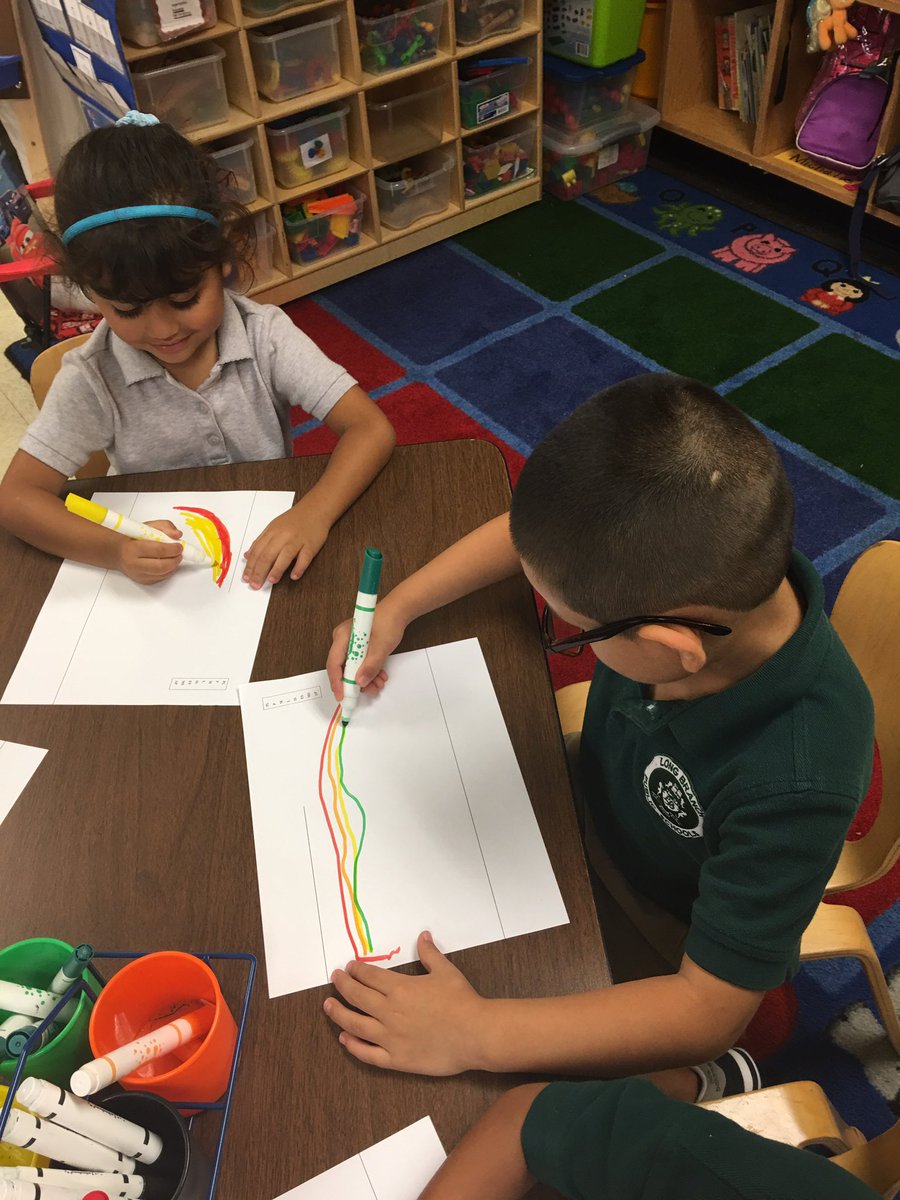 Tracey33331's tweet image. We made the 7 colors of the rainbow 🌈 during Science Eyes 🔍 #water #foodcolor #mixingcolors #observing