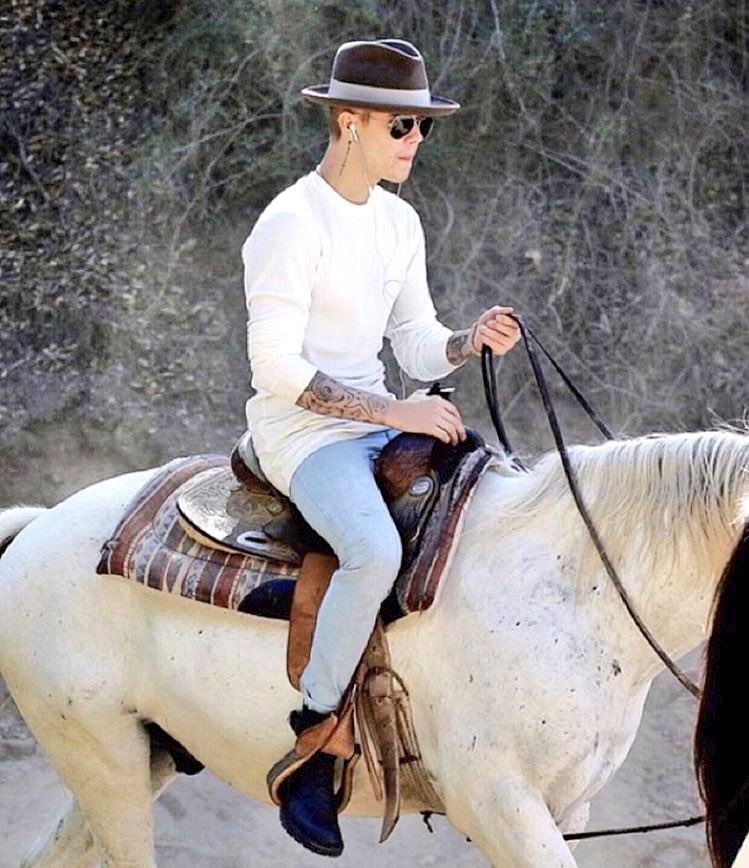 ThatJustinKiss's tweet photo. Ahi viene mi principe 😍 https://t.co/bXplxxLoJu