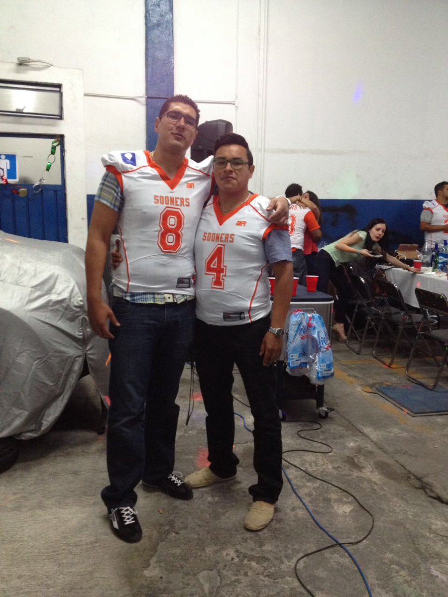 tysonV09's tweet photo. Entrega de jerseys 2016, Te quiero mucho amiguito @soyelmeduss #TheOrangeWave @SoonersArena https://t.co/9AoPvbul1X