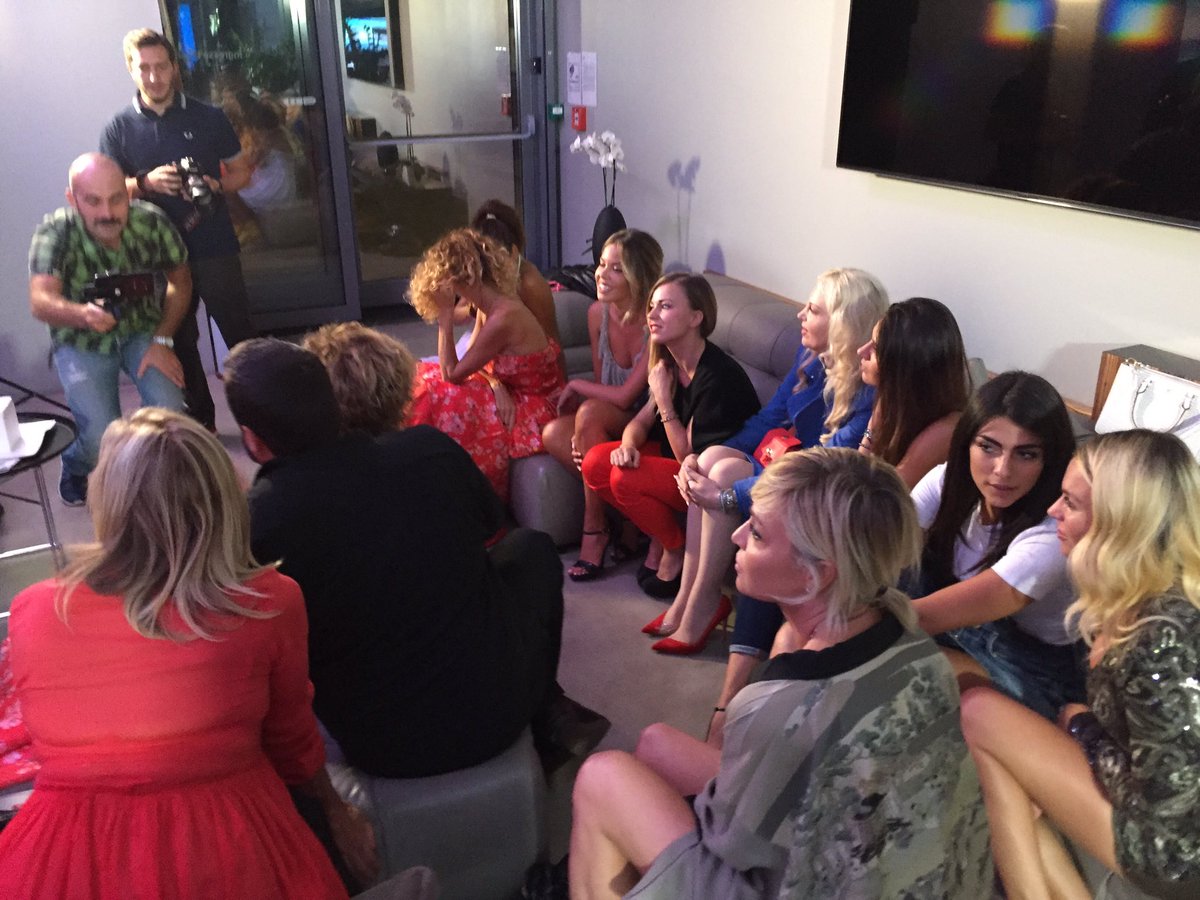 Tutte le #donne di #pechinoexpress riunite ed io e <a href="/GiorgioRocca/">Giorgio Rocca</a> in fase di attacco! 😂😂😂😂😂 #eterosessuali #sportivi